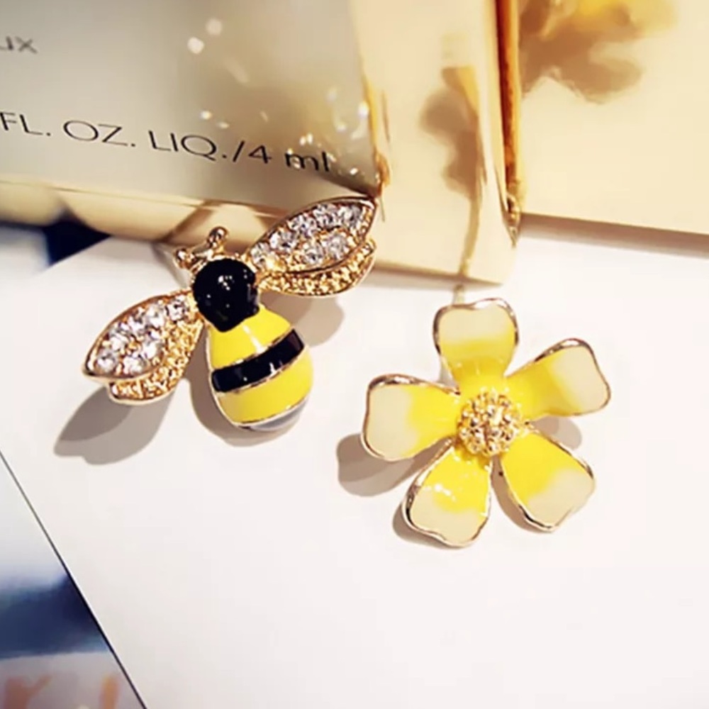 🌼 Floral Bee BOHO Trendy Stud Earrings 🐝 - Picture 3 of 4